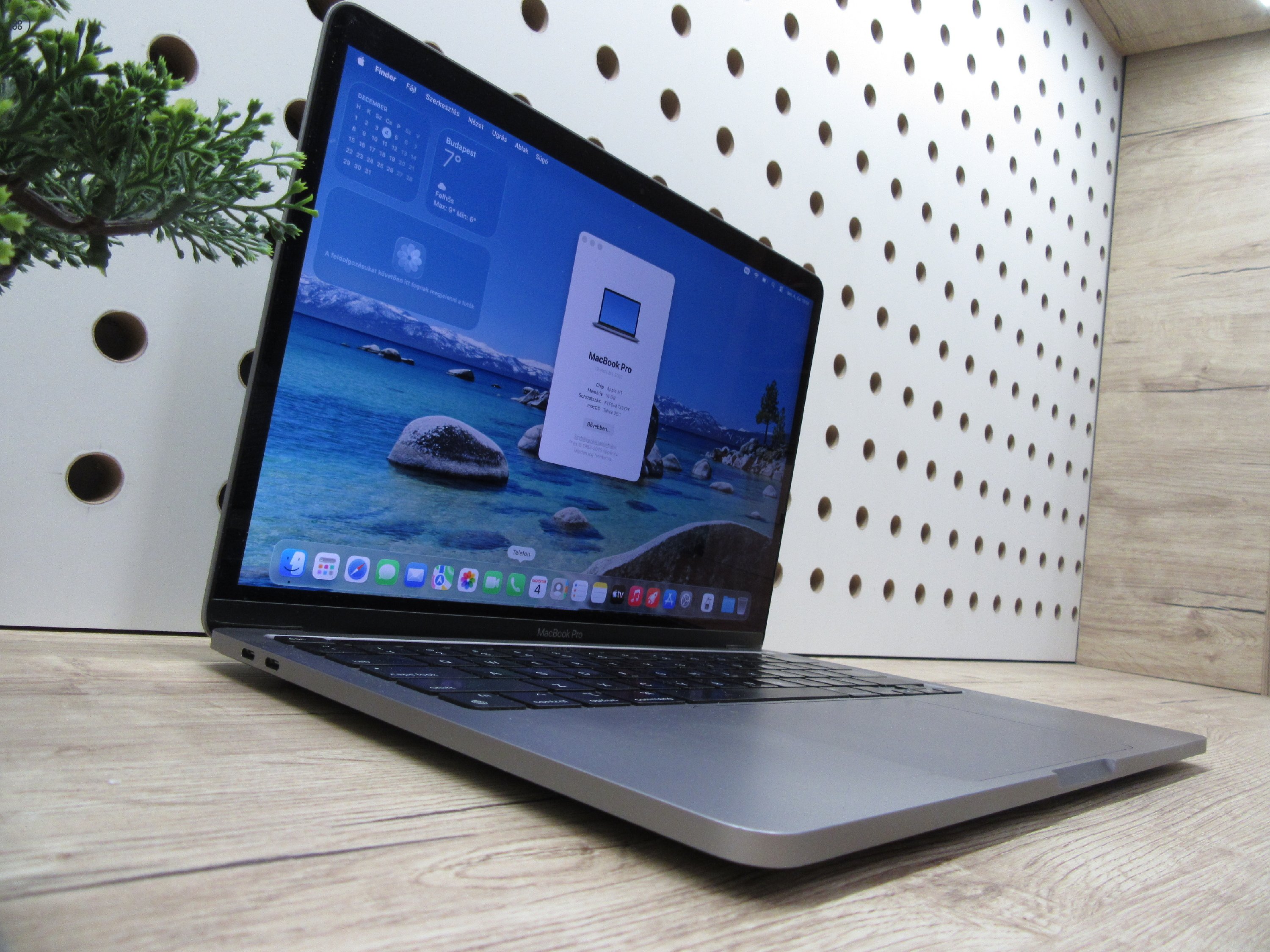 Apple MacBook Pro 13” (2020, M1) – Retina 2560×1600, akár 17 óra – 16 GB RAM – 1 TB SSD – Használt, szép állapot – 312 ciklus / 83% akku – 3 hónap garancia