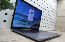 Apple MacBook Pro 13” (2020, M1) – Retina 2560×1600, akár 17 óra – 16 GB RAM – 1 TB SSD – Használt, szép állapot – 312 ciklus / 83% akku – 3 hónap garancia
