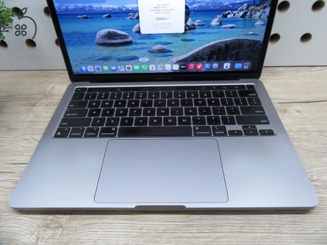 Apple MacBook Pro 13” (2020, M1) – Retina 2560×1600, akár 17 óra – 16 GB RAM – 1 TB SSD – Használt, szép állapot – 312 ciklus / 83% akku – 3 hónap garancia