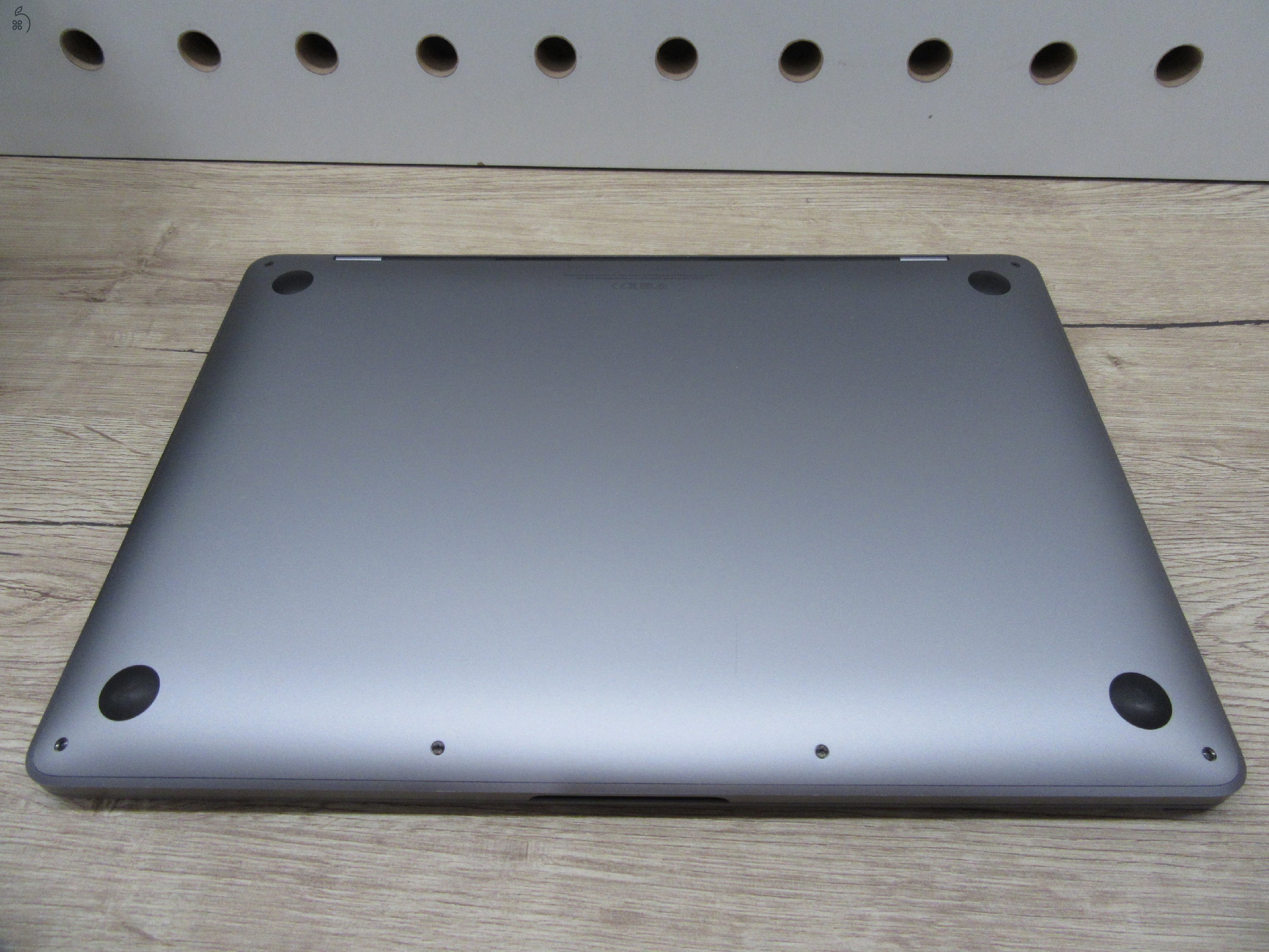 Apple MacBook Pro 13” (2020, M1) – Retina 2560×1600, akár 17 óra – 16 GB RAM – 1 TB SSD – Használt, szép állapot – 312 ciklus / 83% akku – 3 hónap garancia