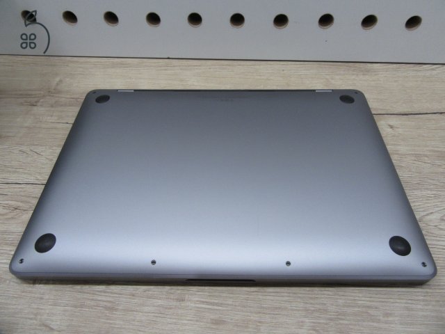 Apple MacBook Pro 13” (2020, M1) – Retina 2560×1600, akár 17 óra – 16 GB RAM – 1 TB SSD – Használt, szép állapot – 312 ciklus / 83% akku – 3 hónap garancia