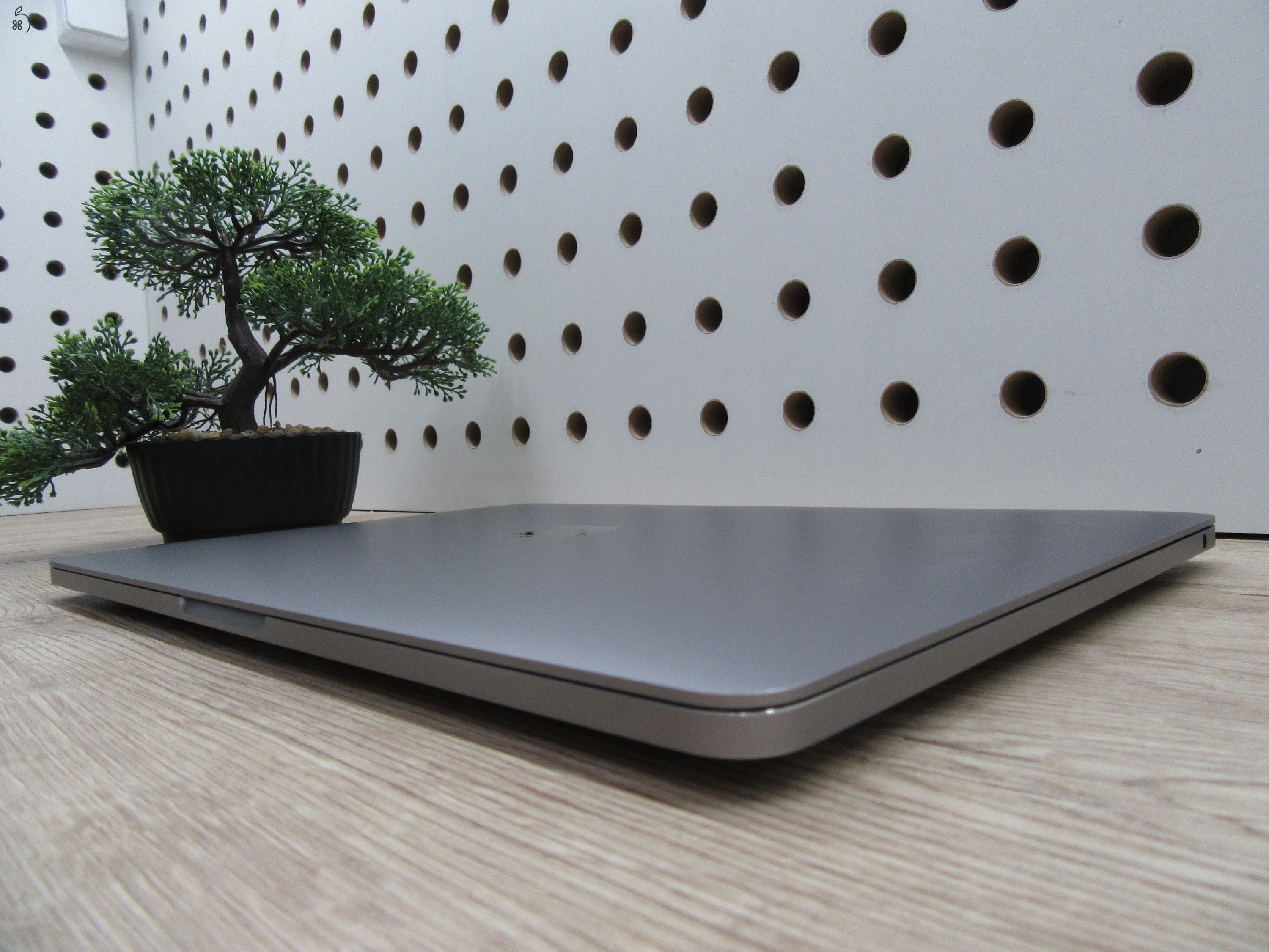 Apple MacBook Pro 13” (2020, M1) – Retina 2560×1600, akár 17 óra – 16 GB RAM – 1 TB SSD – Használt, szép állapot – 312 ciklus / 83% akku – 3 hónap garancia