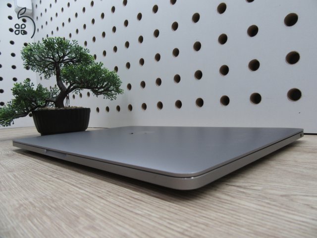 Apple MacBook Pro 13” (2020, M1) – Retina 2560×1600, akár 17 óra – 16 GB RAM – 1 TB SSD – Használt, szép állapot – 312 ciklus / 83% akku – 3 hónap garancia