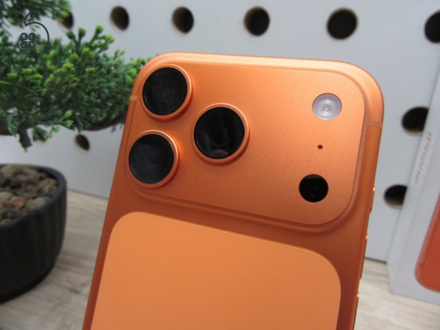 Apple iPhone 17 Pro – Cosmic Orange – ProMotion 120 Hz, titán dizájn, USB-C – 256 GB – Használt, újszerű – 100% akku / 35 ciklus – Apple garancia 2026. 10. 16-ig