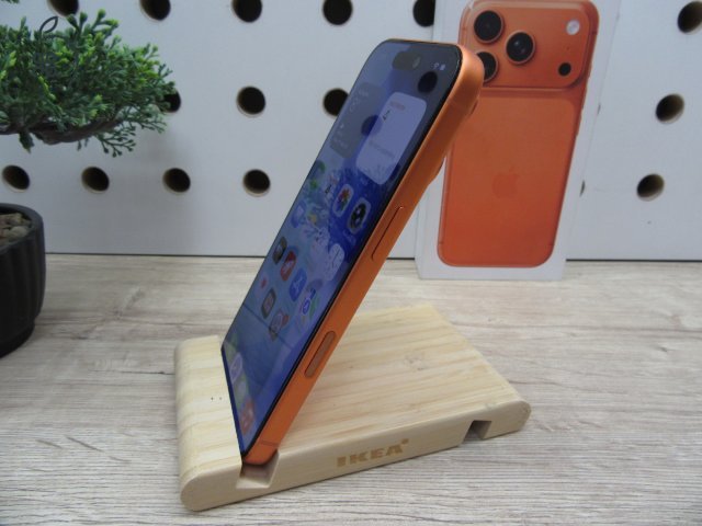 Apple iPhone 17 Pro – Cosmic Orange – ProMotion 120 Hz, titán dizájn, USB-C – 256 GB – Használt, újszerű – 100% akku / 35 ciklus – Apple garancia 2026. 10. 16-ig