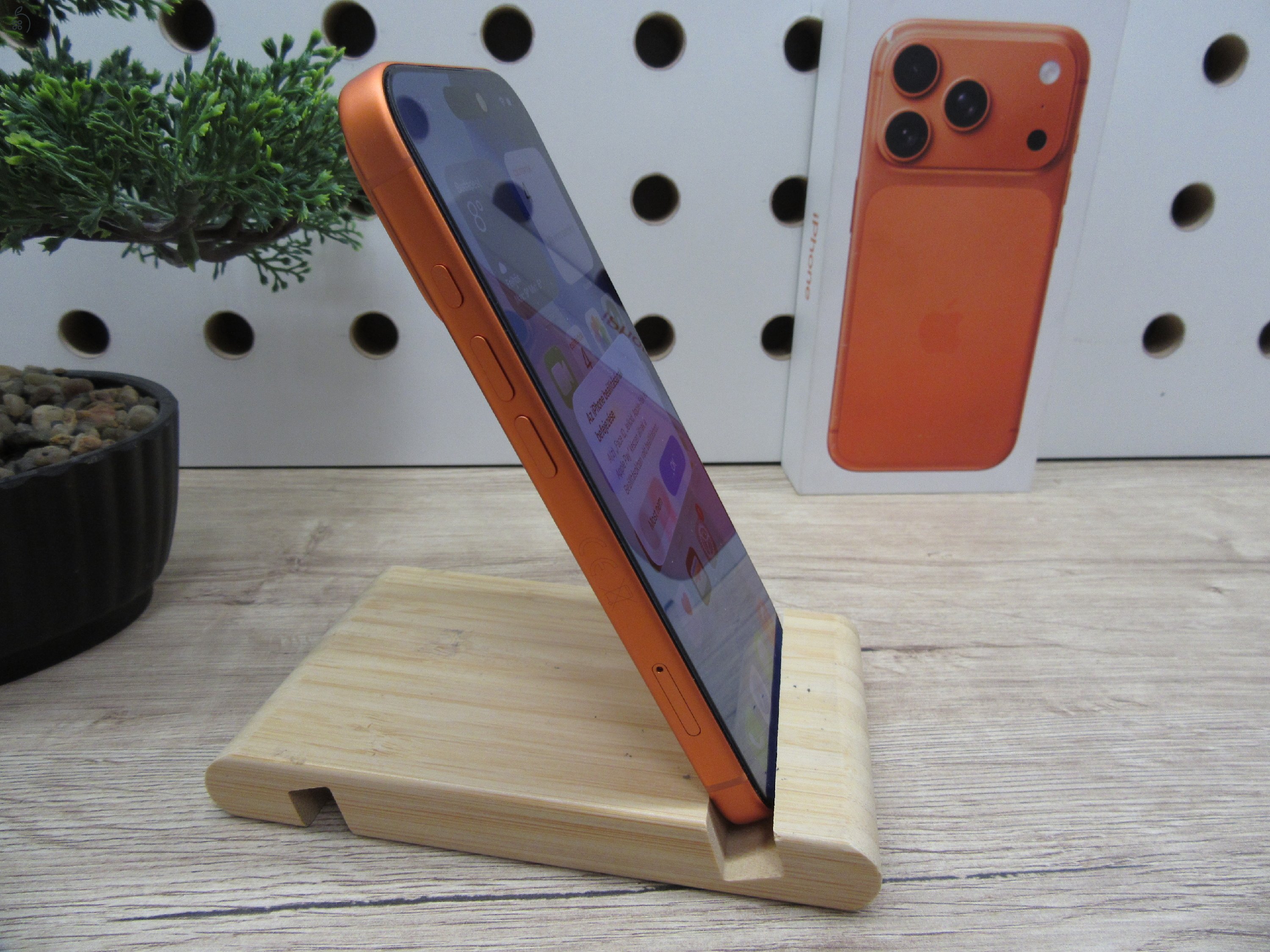 Apple iPhone 17 Pro – Cosmic Orange – ProMotion 120 Hz, titán dizájn, USB-C – 256 GB – Használt, újszerű – 100% akku / 35 ciklus – Apple garancia 2026. 10. 16-ig