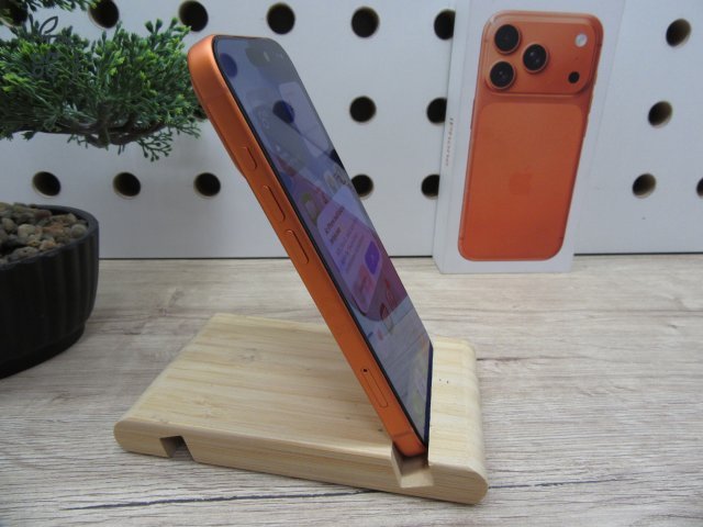 Apple iPhone 17 Pro – Cosmic Orange – ProMotion 120 Hz, titán dizájn, USB-C – 256 GB – Használt, újszerű – 100% akku / 35 ciklus – Apple garancia 2026. 10. 16-ig