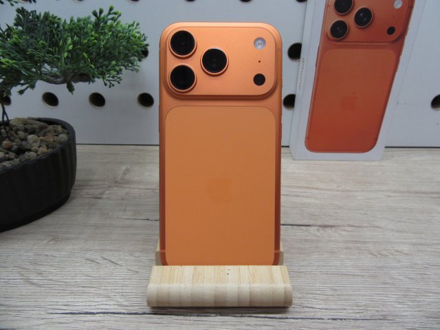 Apple iPhone 17 Pro – Cosmic Orange – ProMotion 120 Hz, titán dizájn, USB-C – 256 GB – Használt, újszerű – 100% akku / 35 ciklus – Apple garancia 2026. 10. 16-ig