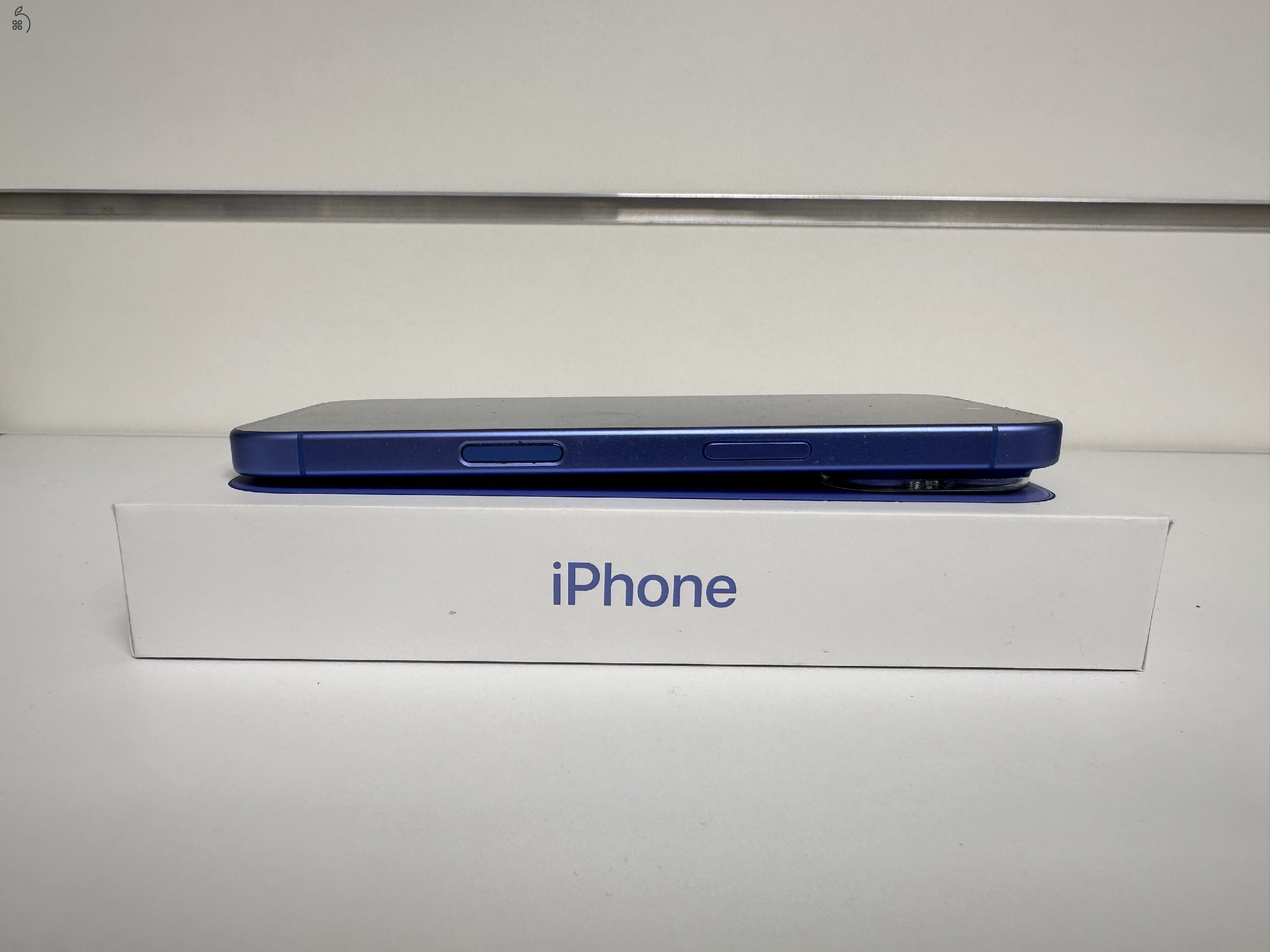 Üzletből,  Apple garanciával, iPhone 16 128GB ultramarin  új állapotban, 95%os akku dobozában.