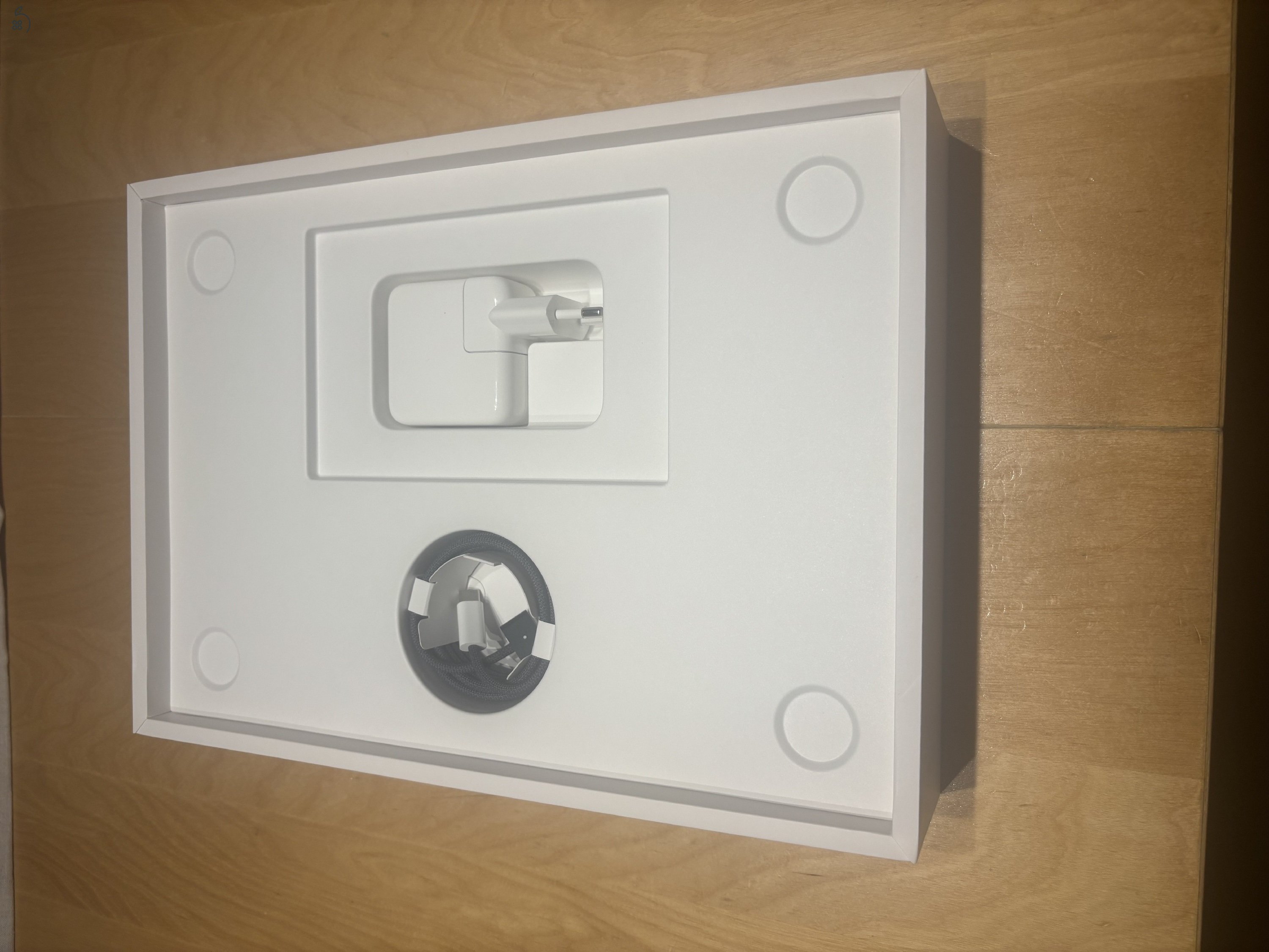 MacBook Air M2 / 8GB / 256GB SSD / Magyar / Astro szürke