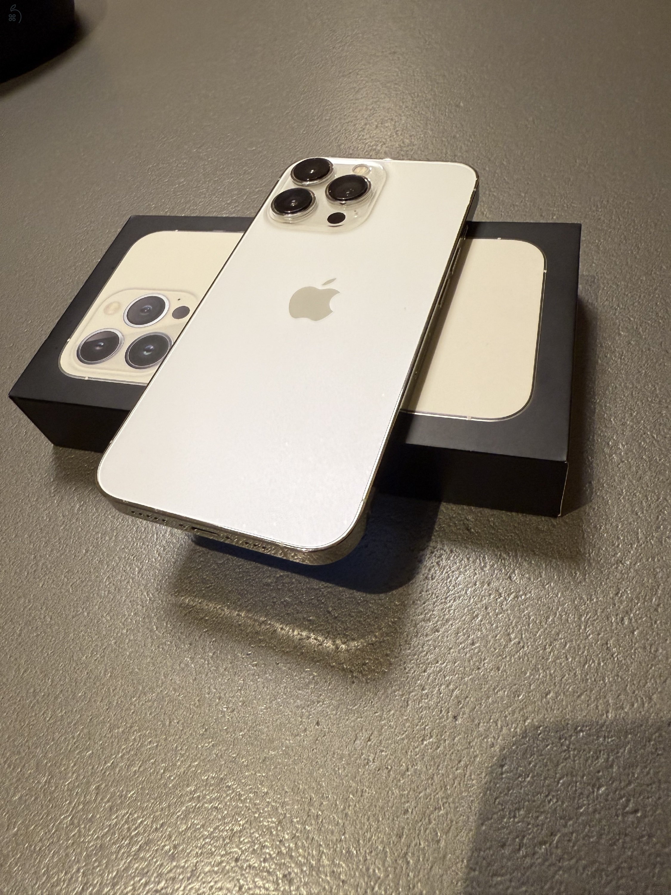 Használt, fehér színű, szép állapotú  13 pro eladó,