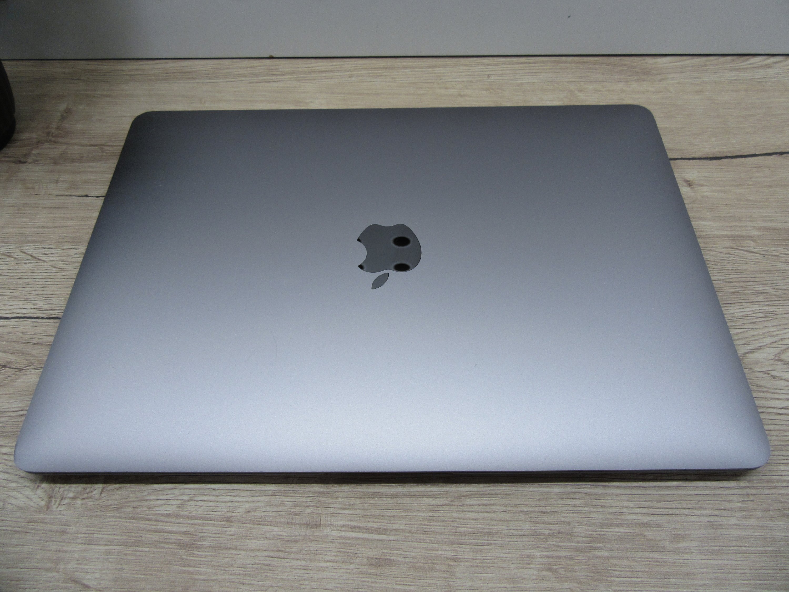 Apple MacBook Air 13” (2020, M1) – Retina, halk erő, akár 15 óra – 16 GB RAM – 256 GB SSD – Használt, szép állapot – 249 ciklus / 86% akku – 3 hónap garancia