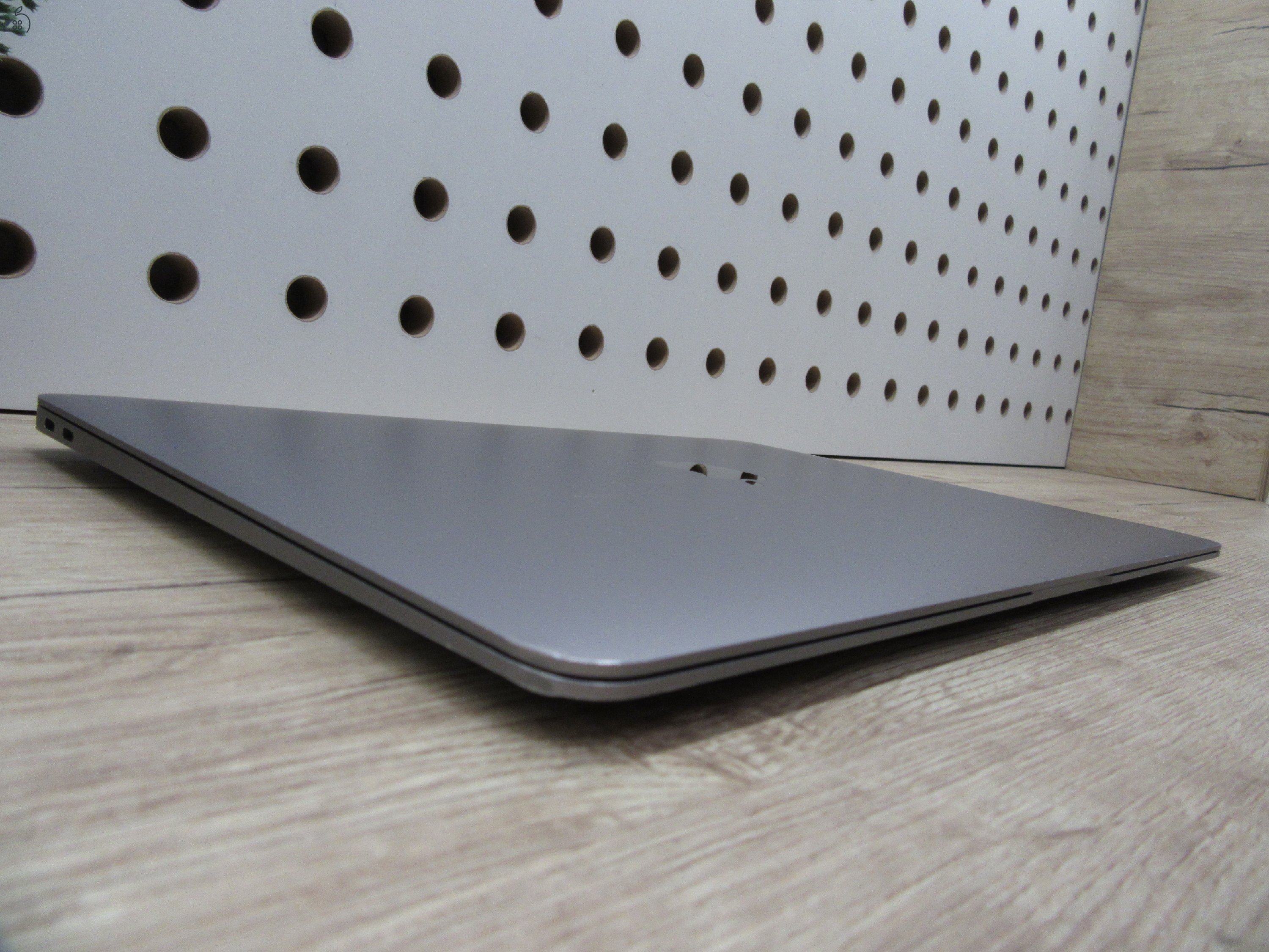 Apple MacBook Air 13” (2020, M1) – Retina, halk erő, akár 15 óra – 16 GB RAM – 256 GB SSD – Használt, szép állapot – 249 ciklus / 86% akku – 3 hónap garancia