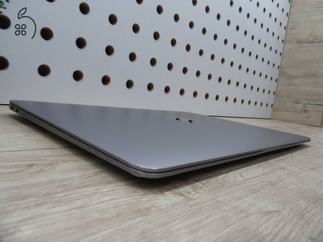 Apple MacBook Air 13” (2020, M1) – Retina, halk erő, akár 15 óra – 16 GB RAM – 256 GB SSD – Használt, szép állapot – 249 ciklus / 86% akku – 3 hónap garancia