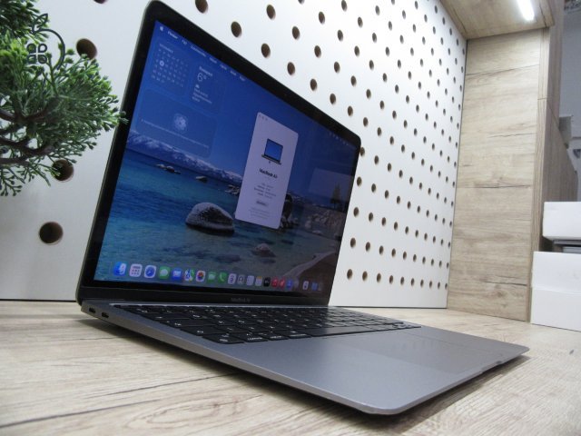 Apple MacBook Air 13” (2020, M1) – Retina, halk erő, akár 15 óra – 16 GB RAM – 256 GB SSD – Használt, szép állapot – 249 ciklus / 86% akku – 3 hónap garancia