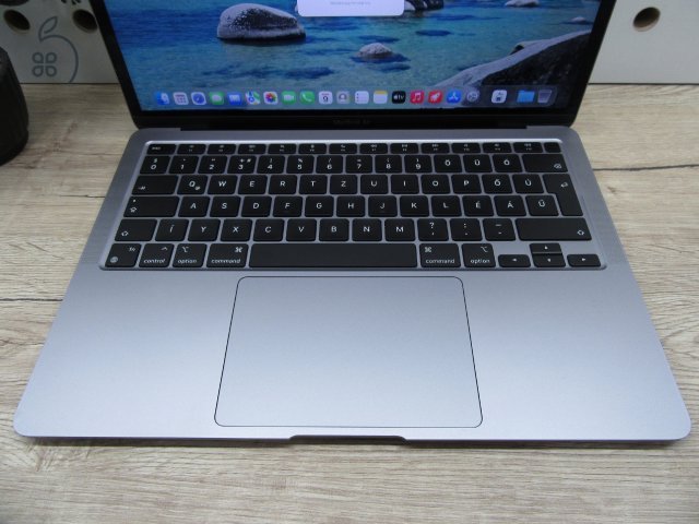Apple MacBook Air 13” (2020, M1) – Retina, halk erő, akár 15 óra – 16 GB RAM – 256 GB SSD – Használt, szép állapot – 249 ciklus / 86% akku – 3 hónap garancia