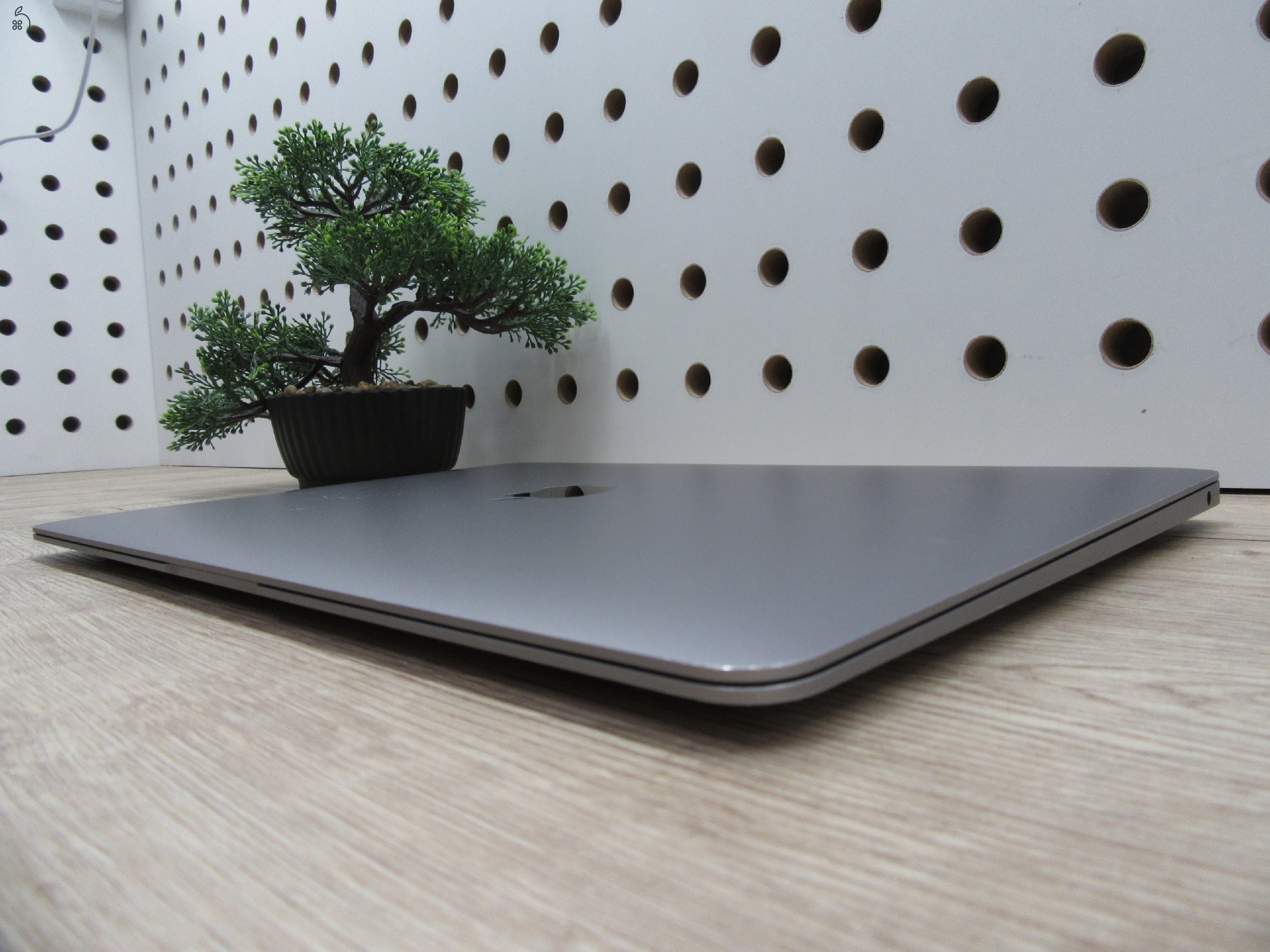 Apple MacBook Air 13” (2020, M1) – Retina, halk erő, akár 15 óra – 16 GB RAM – 256 GB SSD – Használt, szép állapot – 249 ciklus / 86% akku – 3 hónap garancia