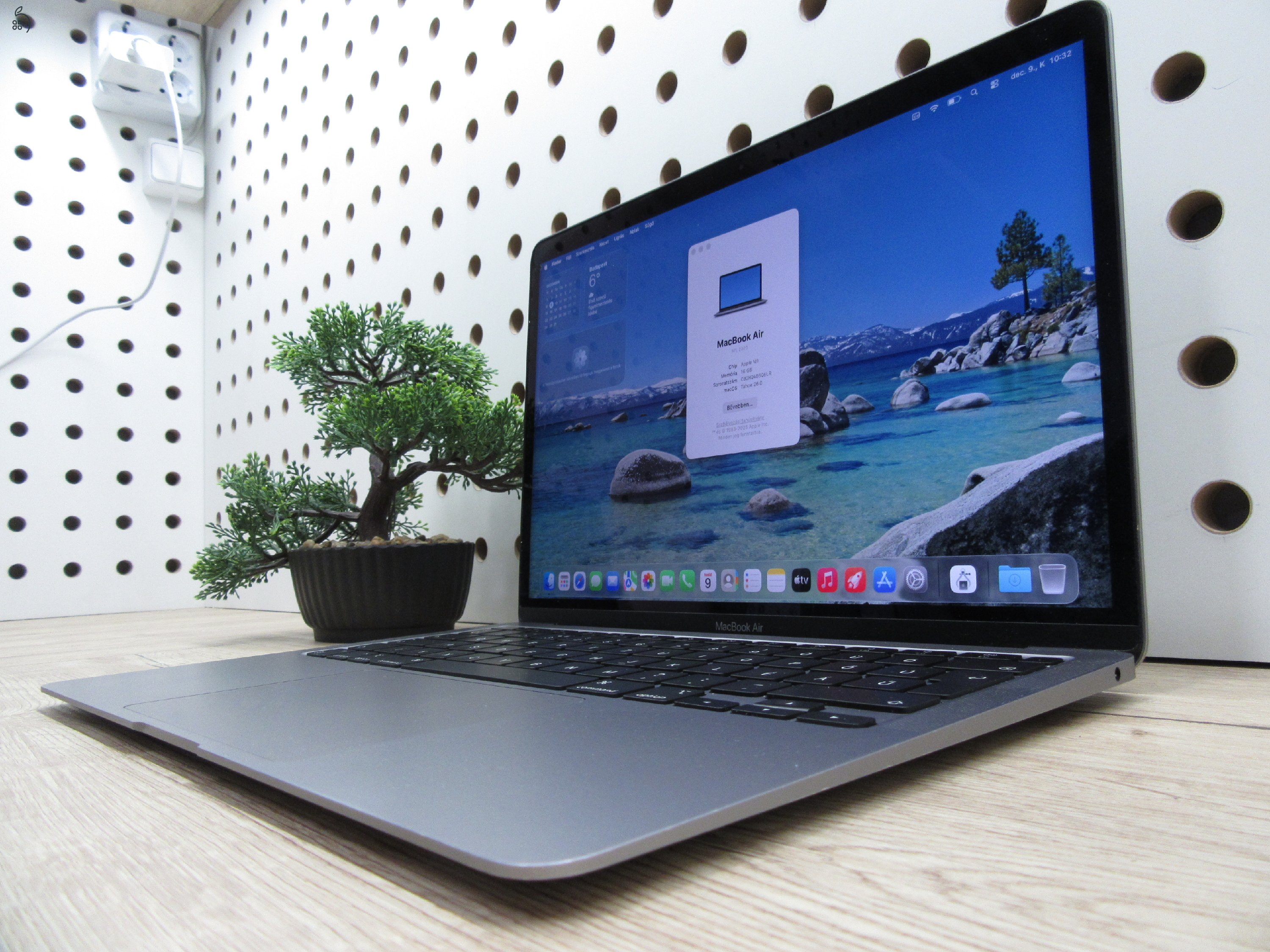 Apple MacBook Air 13” (2020, M1) – Retina, halk erő, akár 15 óra – 16 GB RAM – 256 GB SSD – Használt, szép állapot – 249 ciklus / 86% akku – 3 hónap garancia