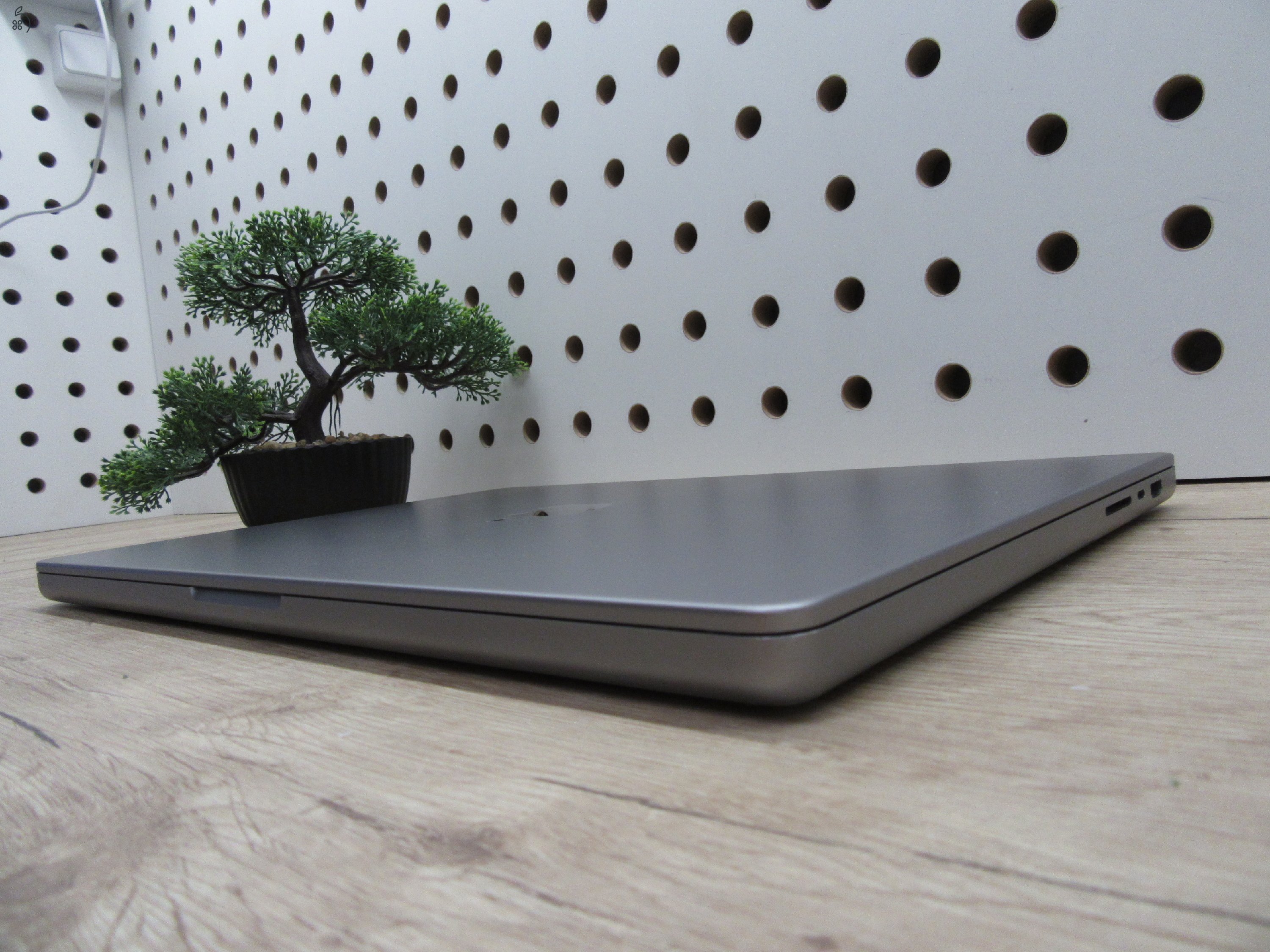 Apple MacBook Pro 16” (2021, M1 Pro) – Liquid Retina XDR + ProMotion 120 Hz, akár 21 óra – 32 GB RAM – 1 TB SSD – Használt, megkímélt – 280 ciklus / 86% akku – 3 hónap garancia