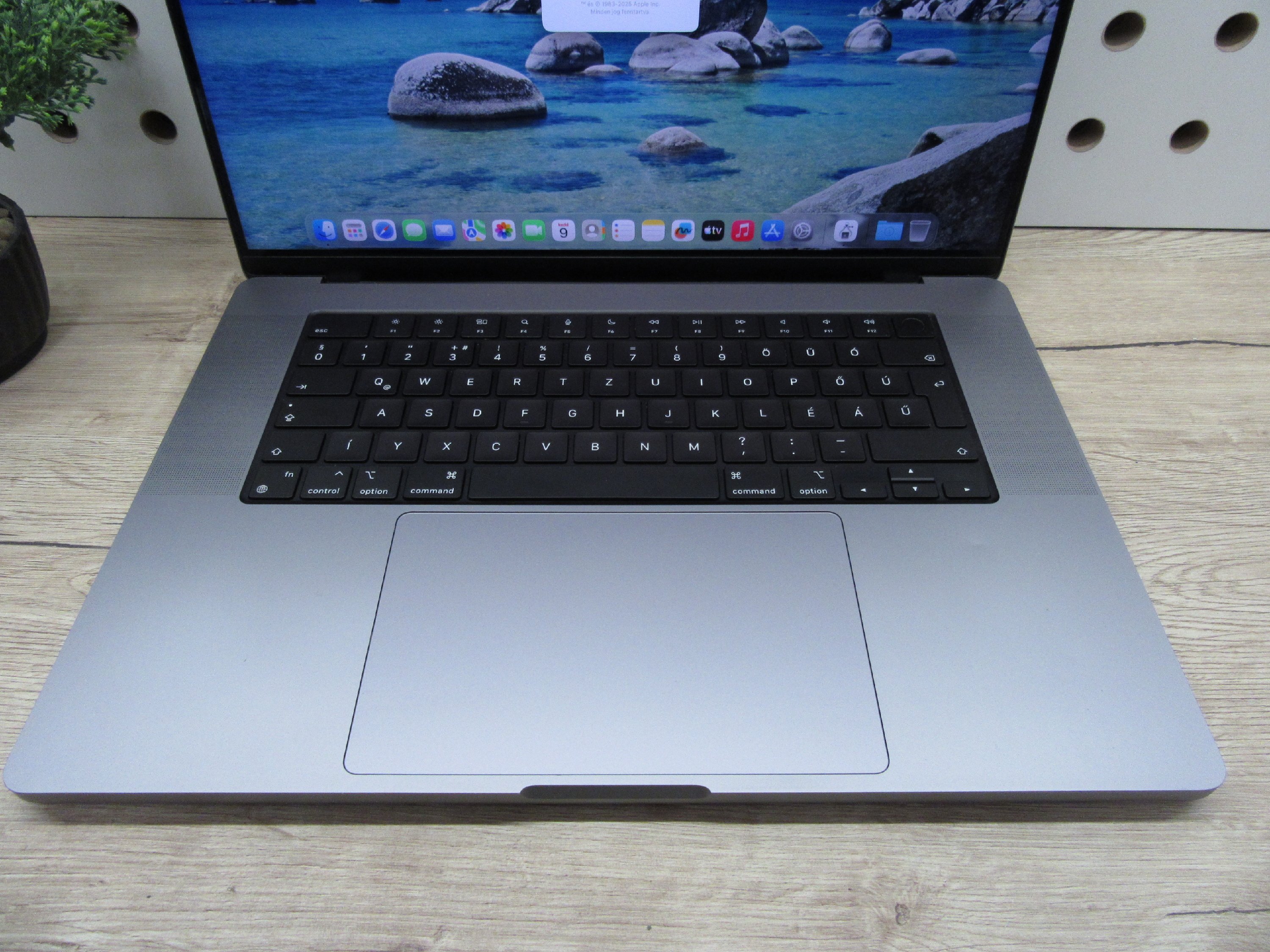 Apple MacBook Pro 16” (2021, M1 Pro) – Liquid Retina XDR + ProMotion 120 Hz, akár 21 óra – 32 GB RAM – 1 TB SSD – Használt, megkímélt – 280 ciklus / 86% akku – 3 hónap garancia