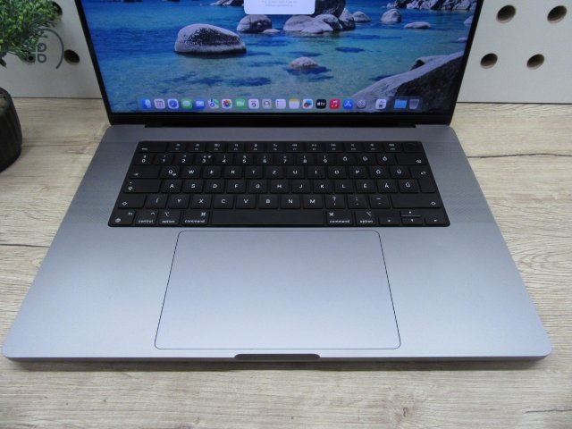 Apple MacBook Pro 16” (2021, M1 Pro) – Liquid Retina XDR + ProMotion 120 Hz, akár 21 óra – 32 GB RAM – 1 TB SSD – Használt, megkímélt – 280 ciklus / 86% akku – 3 hónap garancia