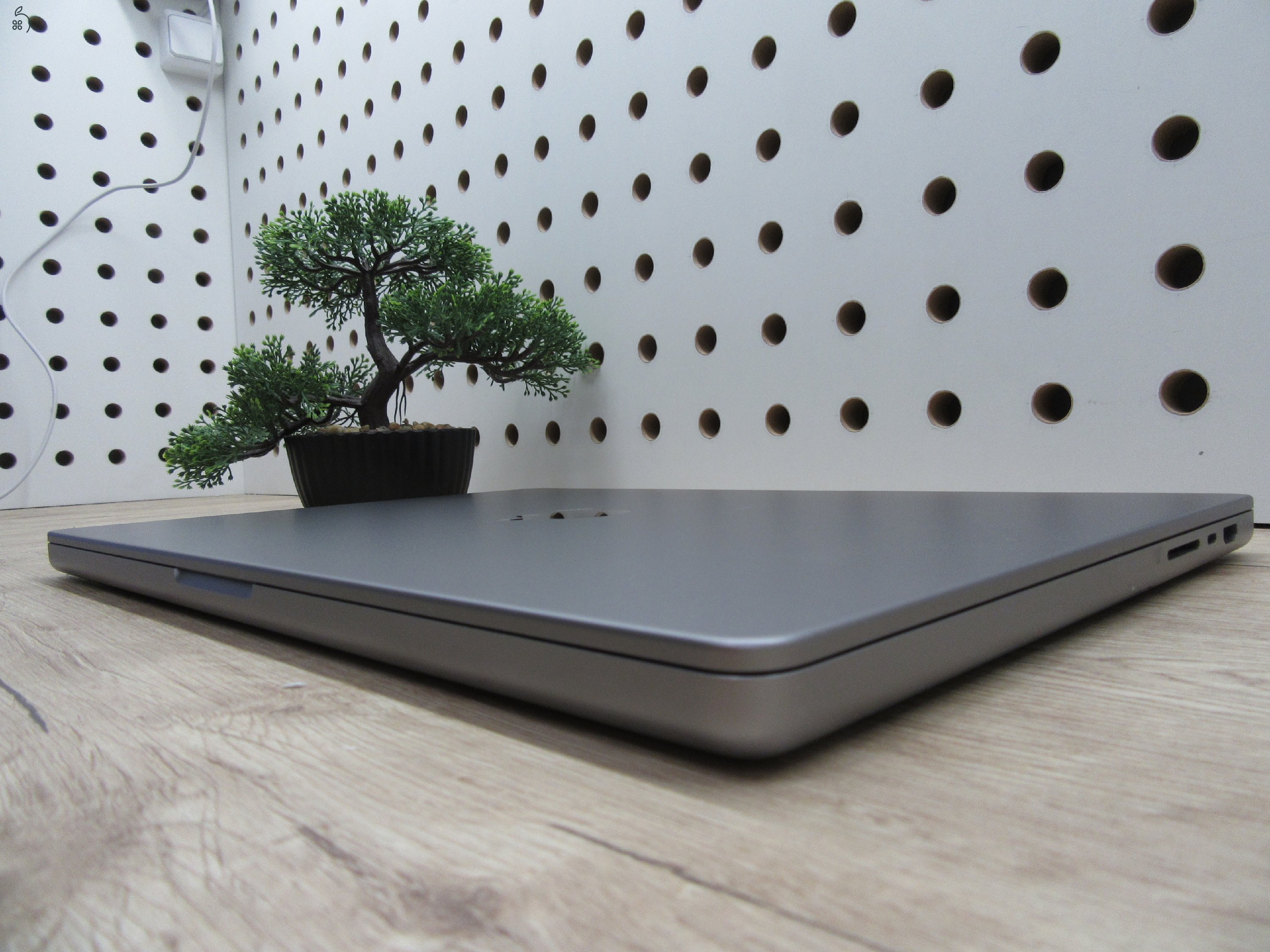 Apple MacBook Pro 16” (2021, M1 Pro) – Liquid Retina XDR + ProMotion 120 Hz, akár 21 óra – 32 GB RAM – 512 GB SSD – Használt, szép állapot – 335 ciklus / 87% akku – 3 hónap garancia