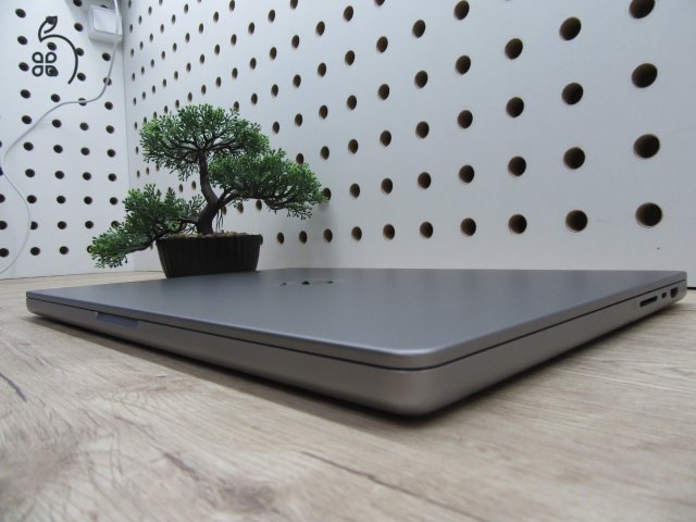 Apple MacBook Pro 16” (2021, M1 Pro) – Liquid Retina XDR + ProMotion 120 Hz, akár 21 óra – 32 GB RAM – 512 GB SSD – Használt, szép állapot – 335 ciklus / 87% akku – 3 hónap garancia