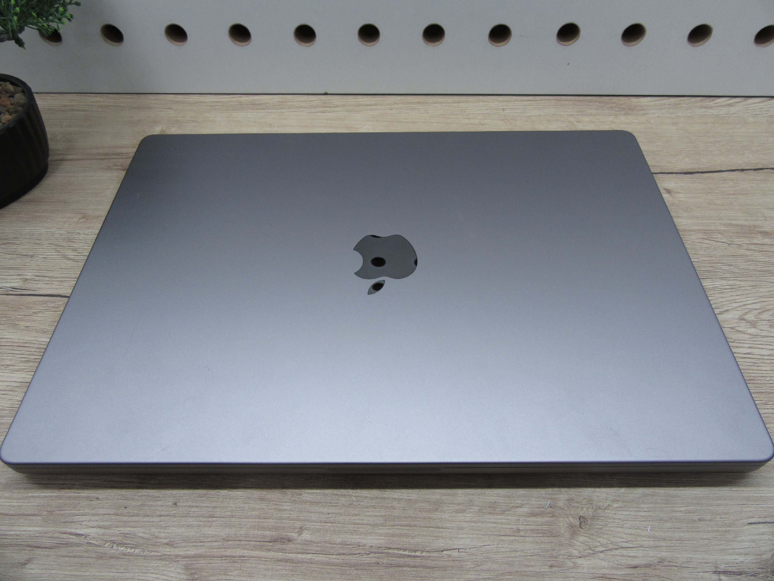 Apple MacBook Pro 16” (2021, M1 Pro) – Liquid Retina XDR + ProMotion 120 Hz, akár 21 óra – 32 GB RAM – 512 GB SSD – Használt, szép állapot – 335 ciklus / 87% akku – 3 hónap garancia