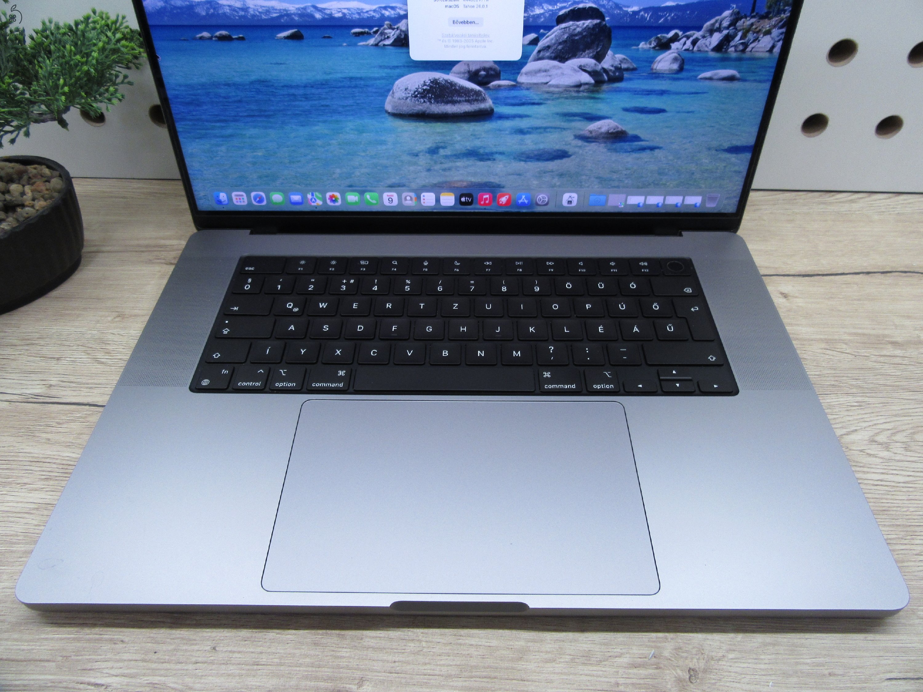 Apple MacBook Pro 16” (2021, M1 Pro) – Liquid Retina XDR + ProMotion 120 Hz, akár 21 óra – 32 GB RAM – 512 GB SSD – Használt, szép állapot – 335 ciklus / 87% akku – 3 hónap garancia