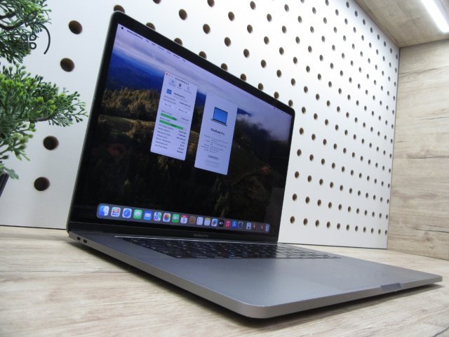 Apple MacBook Pro 15” (2018, Retina) – 6-magos i7, Radeon Pro 555X – 16 GB RAM – 256 GB SSD – Használt, szép állapot – 676 ciklus / 86% akku – 3 hónap garancia