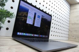 Apple MacBook Pro 15” (2018, Retina) – 6-magos i7, Radeon Pro 555X – 16 GB RAM – 256 GB SSD – Használt, szép állapot – 676 ciklus / 86% akku – 3 hónap garancia