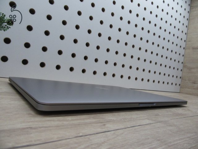 Apple MacBook Pro 15” (2018, Retina) – 6-magos i7, Radeon Pro 555X – 16 GB RAM – 256 GB SSD – Használt, szép állapot – 676 ciklus / 86% akku – 3 hónap garancia