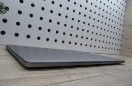 Apple MacBook Pro 15” (2018, Retina) – 6-magos i7, Radeon Pro 555X – 16 GB RAM – 256 GB SSD – Használt, szép állapot – 676 ciklus / 86% akku – 3 hónap garancia