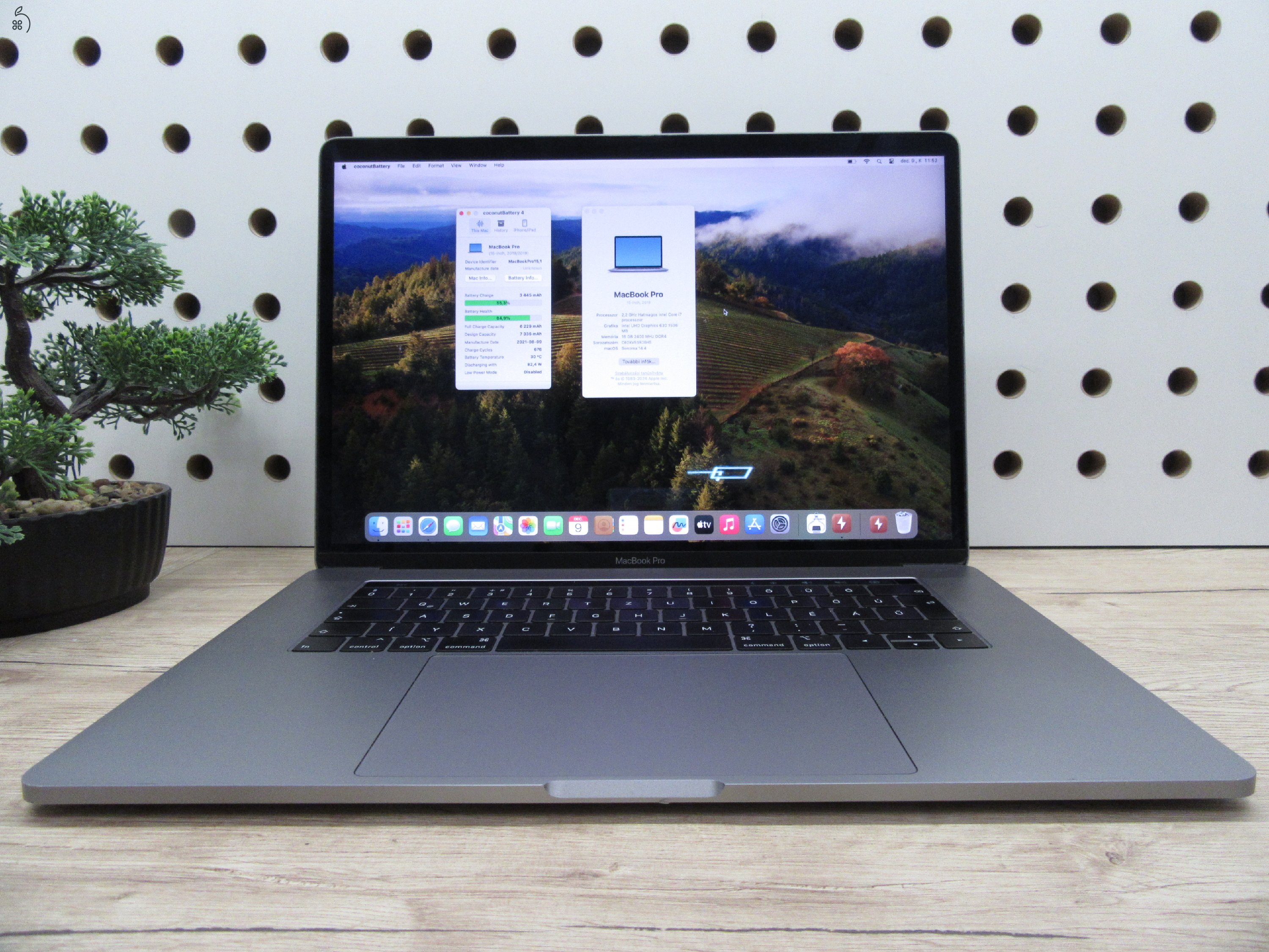 Apple MacBook Pro 15” (2018, Retina) – 6-magos i7, Radeon Pro 555X – 16 GB RAM – 256 GB SSD – Használt, szép állapot – 676 ciklus / 86% akku – 3 hónap garancia