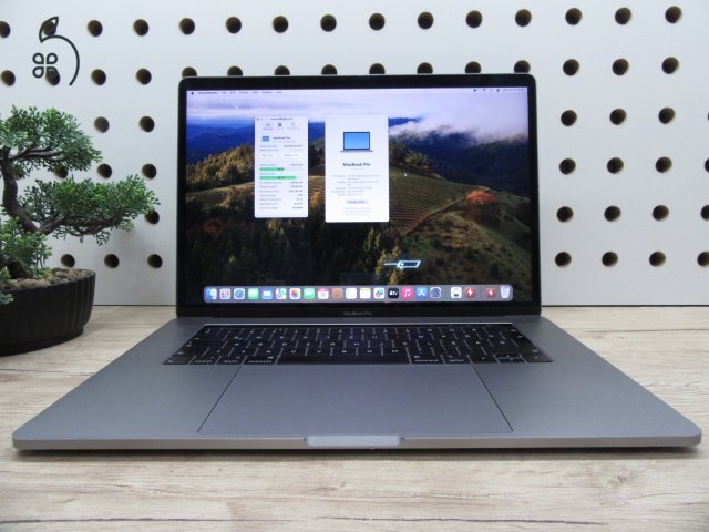Apple MacBook Pro 15” (2018, Retina) – 6-magos i7, Radeon Pro 555X – 16 GB RAM – 256 GB SSD – Használt, szép állapot – 676 ciklus / 86% akku – 3 hónap garancia