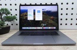 Apple MacBook Pro 15” (2018, Retina) – 6-magos i7, Radeon Pro 555X – 16 GB RAM – 256 GB SSD – Használt, szép állapot – 676 ciklus / 86% akku – 3 hónap garancia