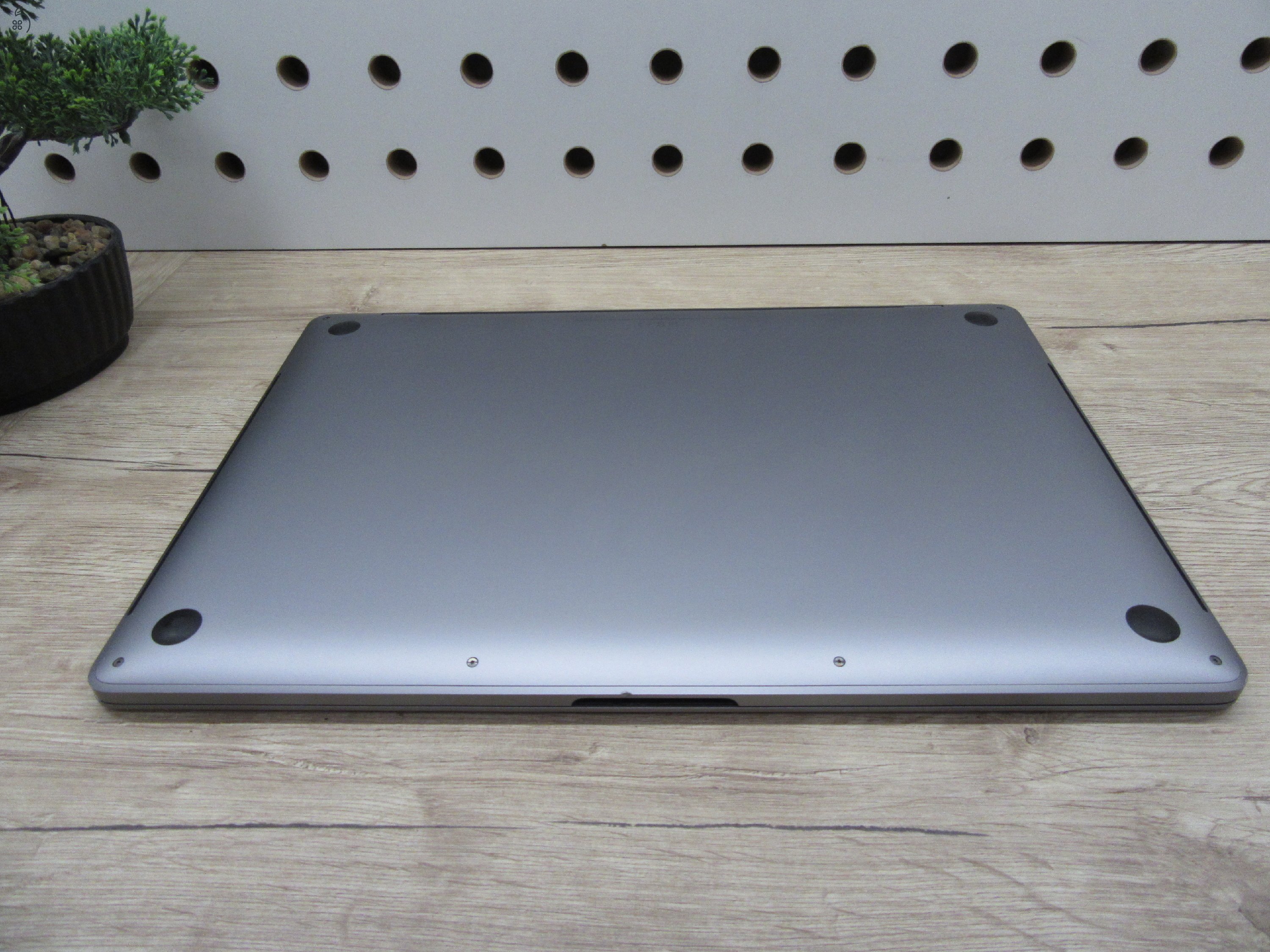 Apple MacBook Pro 15” (2018, Retina) – 6-magos i7, Radeon Pro 555X – 16 GB RAM – 256 GB SSD – Használt, szép állapot – 676 ciklus / 86% akku – 3 hónap garancia