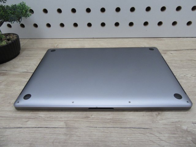 Apple MacBook Pro 15” (2018, Retina) – 6-magos i7, Radeon Pro 555X – 16 GB RAM – 256 GB SSD – Használt, szép állapot – 676 ciklus / 86% akku – 3 hónap garancia