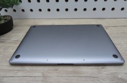 Apple MacBook Pro 15” (2018, Retina) – 6-magos i7, Radeon Pro 555X – 16 GB RAM – 256 GB SSD – Használt, szép állapot – 676 ciklus / 86% akku – 3 hónap garancia