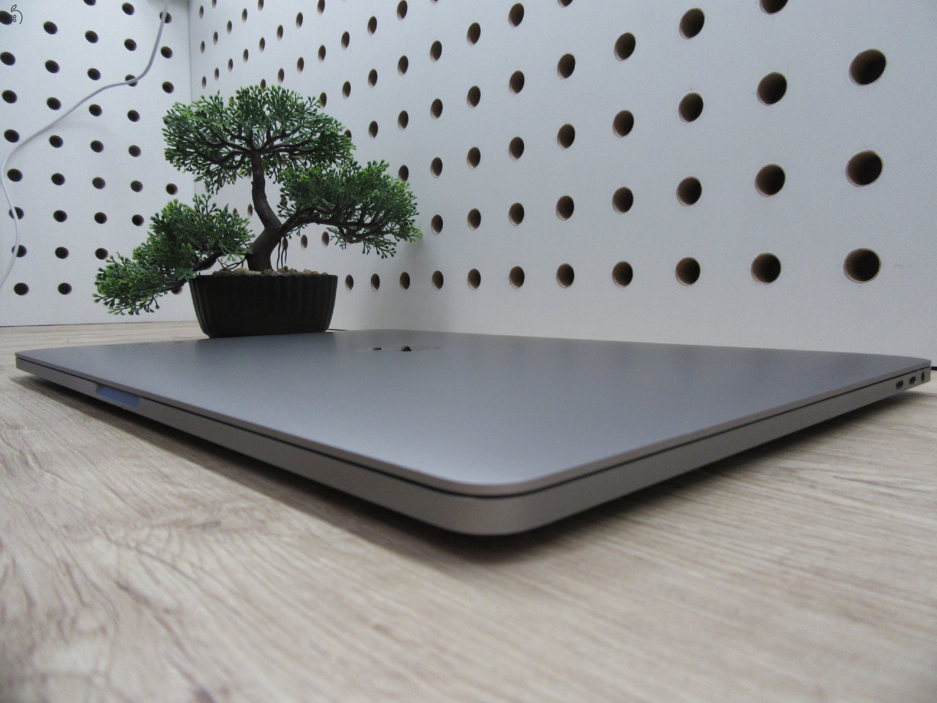 Apple MacBook Pro 15” (2018, Retina) – 6-magos i7, Radeon Pro 555X – 16 GB RAM – 256 GB SSD – Használt, szép állapot – 676 ciklus / 86% akku – 3 hónap garancia