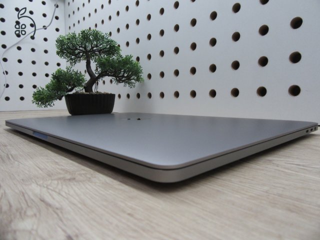 Apple MacBook Pro 15” (2018, Retina) – 6-magos i7, Radeon Pro 555X – 16 GB RAM – 256 GB SSD – Használt, szép állapot – 676 ciklus / 86% akku – 3 hónap garancia