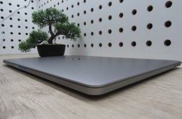 Apple MacBook Pro 15” (2018, Retina) – 6-magos i7, Radeon Pro 555X – 16 GB RAM – 256 GB SSD – Használt, szép állapot – 676 ciklus / 86% akku – 3 hónap garancia