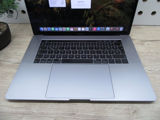 Apple MacBook Pro 15” (2018, Retina) – 6-magos i7, Radeon Pro 555X – 16 GB RAM – 256 GB SSD – Használt, szép állapot – 676 ciklus / 86% akku – 3 hónap garancia