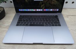 Apple MacBook Pro 15” (2018, Retina) – 6-magos i7, Radeon Pro 555X – 16 GB RAM – 256 GB SSD – Használt, szép állapot – 676 ciklus / 86% akku – 3 hónap garancia