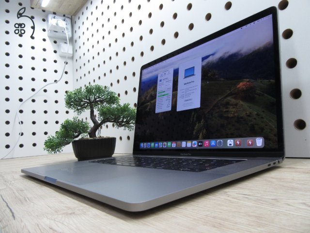 Apple MacBook Pro 15” (2018, Retina) – 6-magos i7, Radeon Pro 555X – 16 GB RAM – 256 GB SSD – Használt, szép állapot – 676 ciklus / 86% akku – 3 hónap garancia