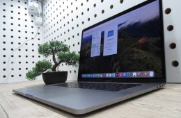 Apple MacBook Pro 15” (2018, Retina) – 6-magos i7, Radeon Pro 555X – 16 GB RAM – 256 GB SSD – Használt, szép állapot – 676 ciklus / 86% akku – 3 hónap garancia