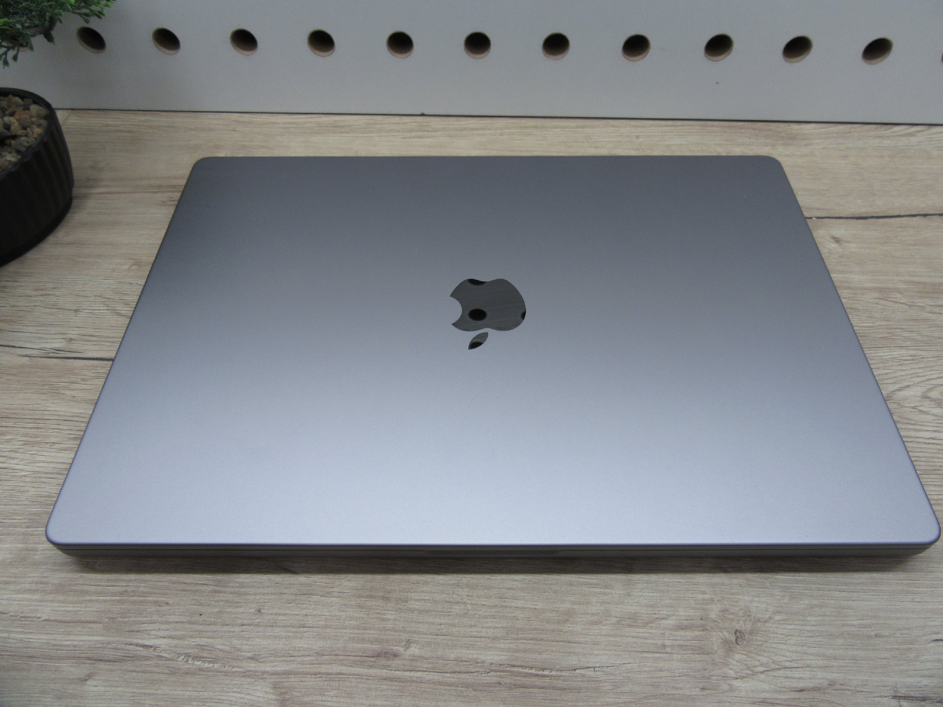 Apple MacBook Pro 16” (2021, M1 Pro) – Liquid Retina XDR + ProMotion 120 Hz, akár 21 óra – 32 GB RAM – 1 TB SSD – Használt, szép állapot – 148 ciklus / 95% akku – 3 hónap garancia