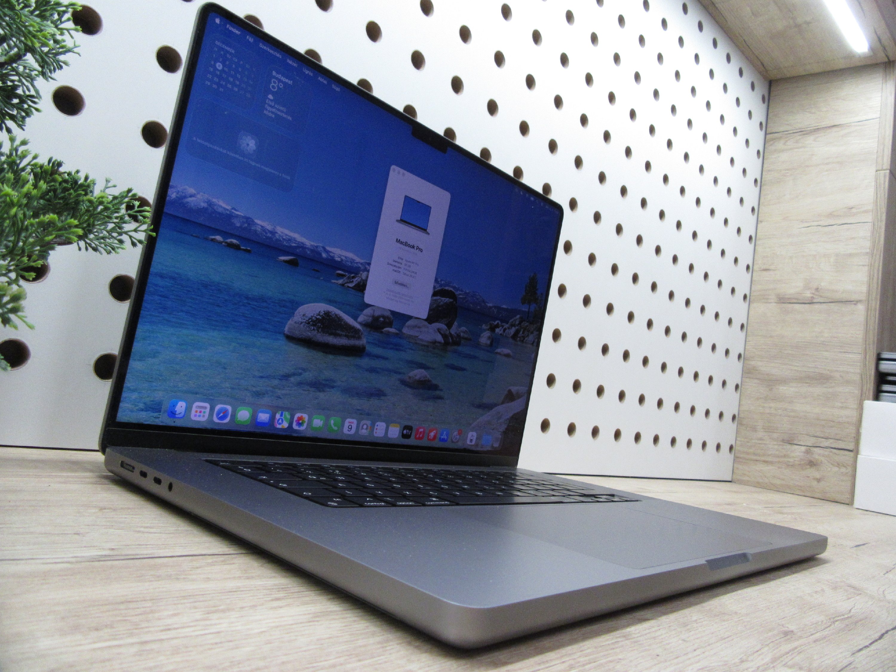 Apple MacBook Pro 16” (2021, M1 Pro) – Liquid Retina XDR + ProMotion 120 Hz, akár 21 óra – 32 GB RAM – 1 TB SSD – Használt, szép állapot – 148 ciklus / 95% akku – 3 hónap garancia