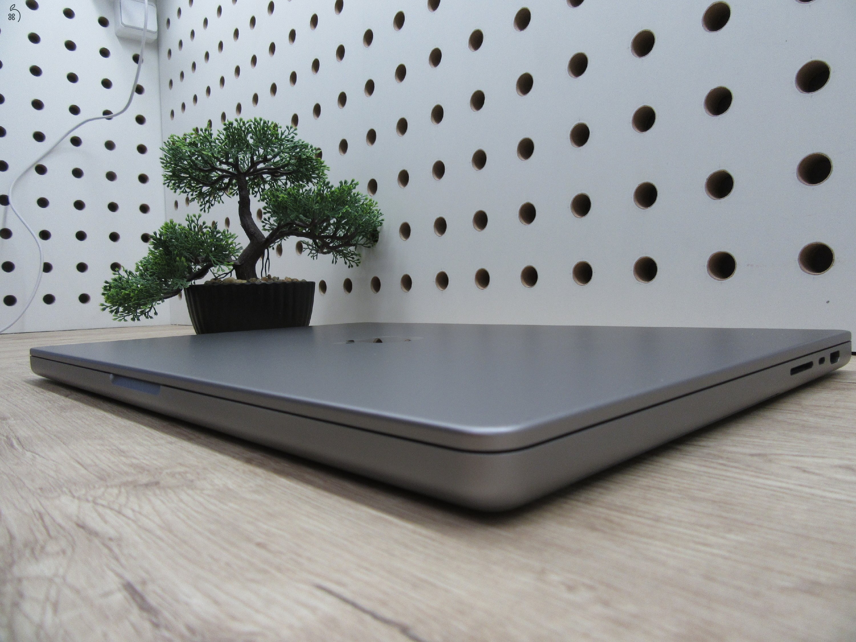 Apple MacBook Pro 16” (2021, M1 Pro) – Liquid Retina XDR + ProMotion 120 Hz, akár 21 óra – 32 GB RAM – 1 TB SSD – Használt, szép állapot – 148 ciklus / 95% akku – 3 hónap garancia