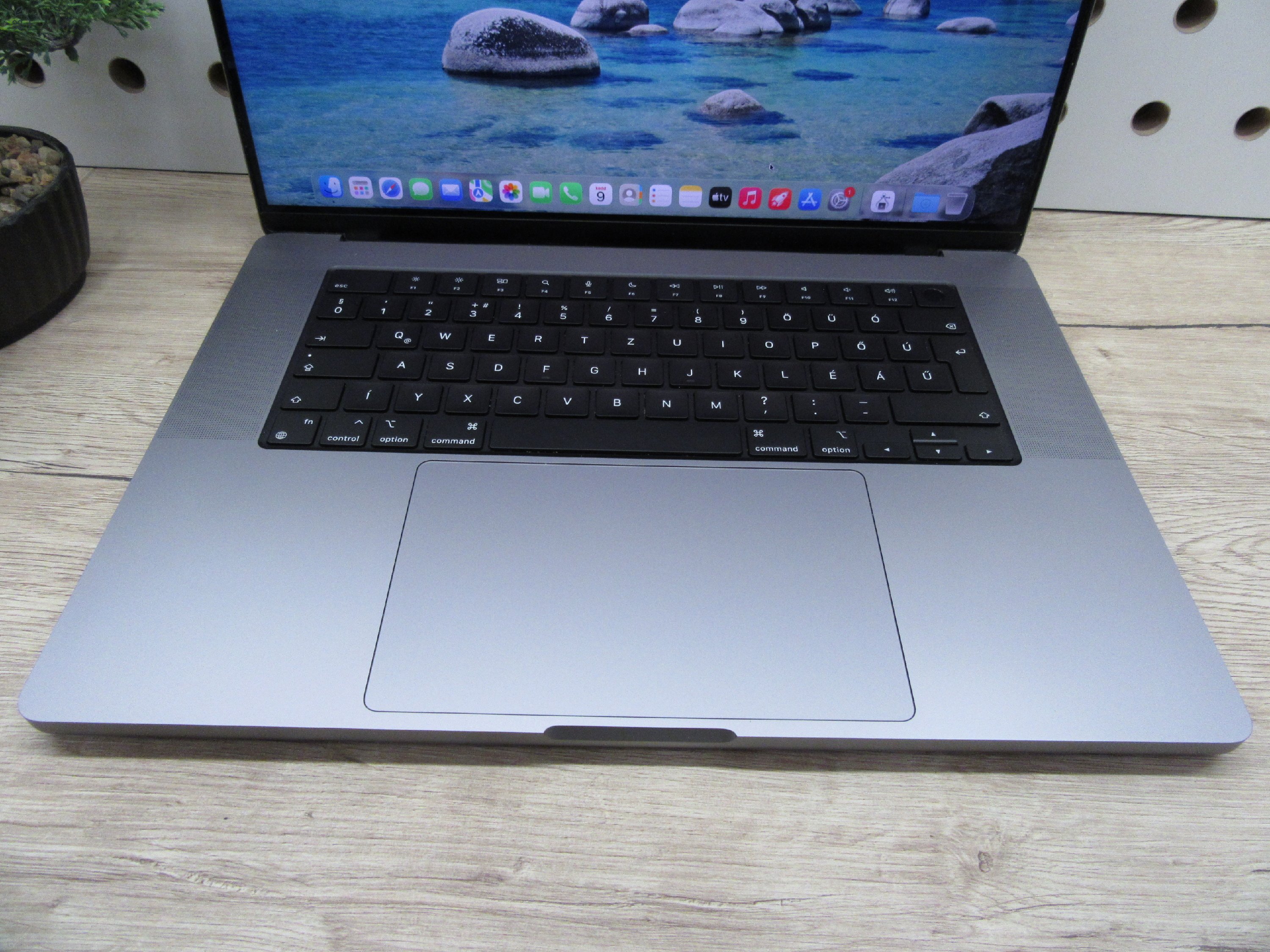 Apple MacBook Pro 16” (2021, M1 Pro) – Liquid Retina XDR + ProMotion 120 Hz, akár 21 óra – 32 GB RAM – 1 TB SSD – Használt, szép állapot – 148 ciklus / 95% akku – 3 hónap garancia